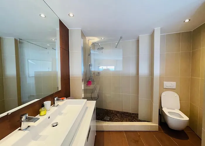 Grand - - De La Rose *