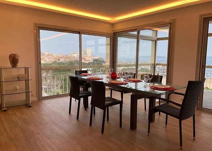 Grand - - De La Rose Apartment